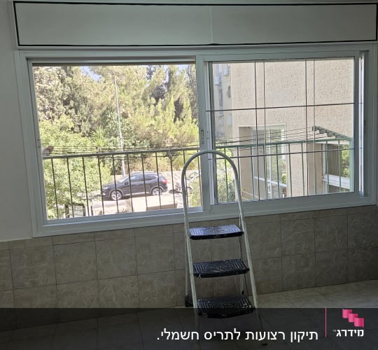 סולם ליד חלון עם תריסים פתוחים